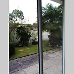 Proche Pied Dans L'eau Avec Terrasse Jardin Vue Sur Le Bassin Depuis La Terrasse