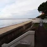 Proche Pied Dans L'eau Avec Terrasse Jardin Vue Sur Le Bassin Depuis La Terrasse *